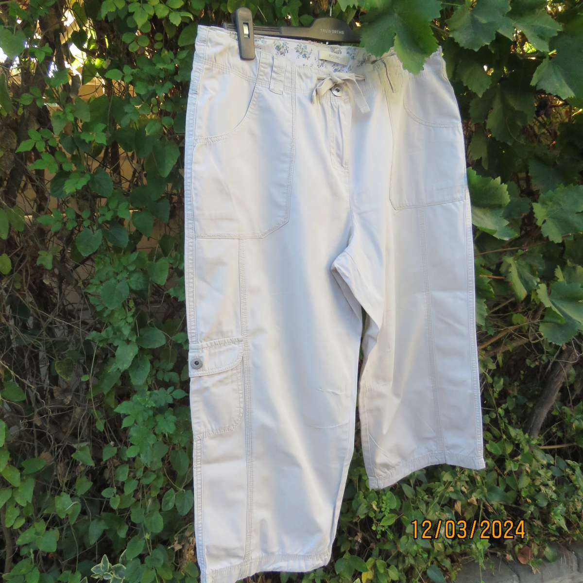 WOOLWORTHS beige 100% cotton modern cropped pants. Size 40. As new