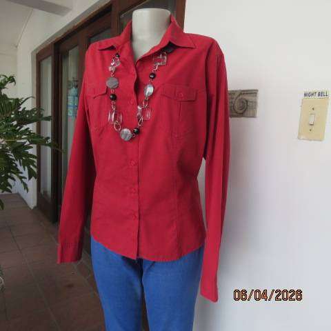 MOZAIC red polycotton long sleeve shirt with 2 front pockets and open collar, size 42