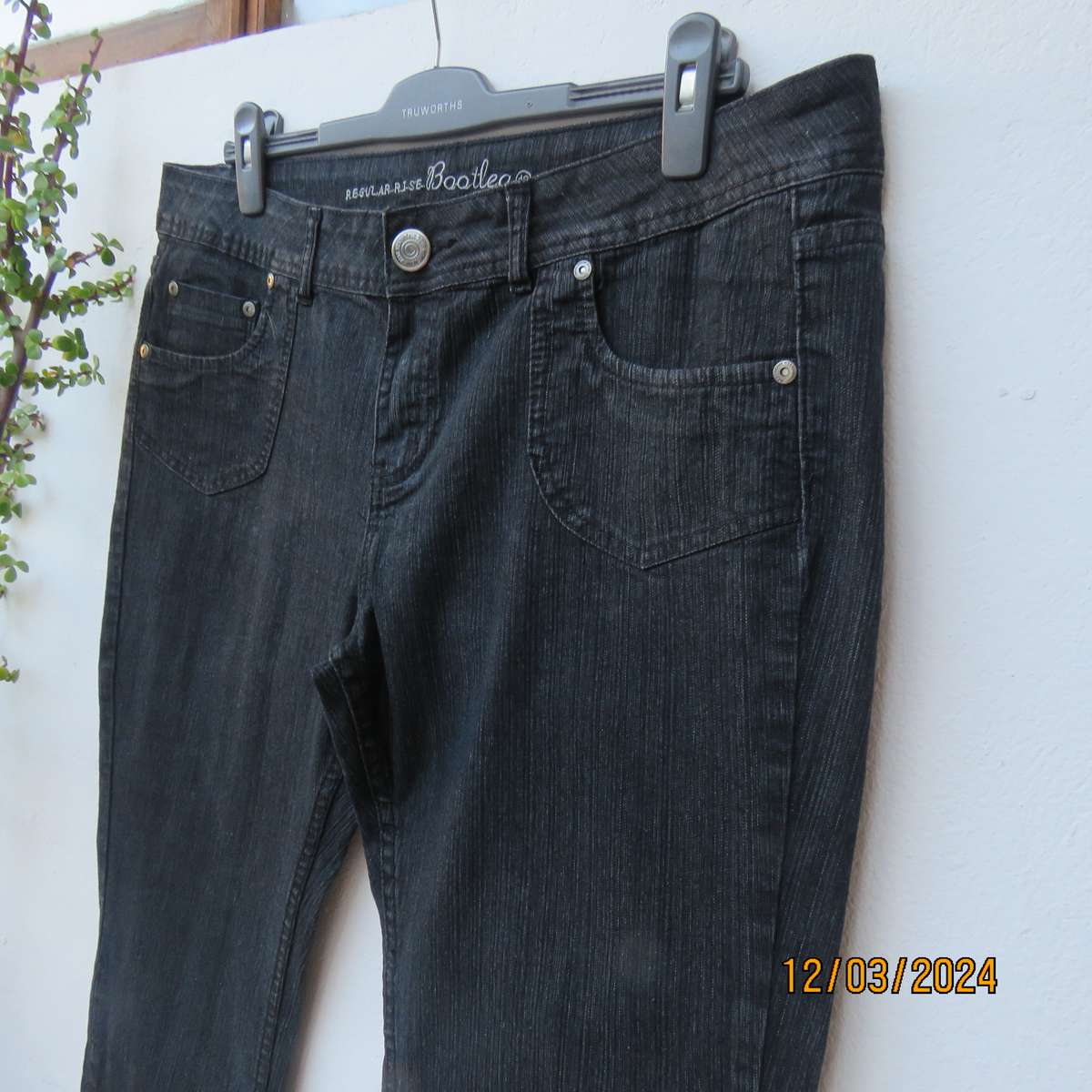 NEWS dark navy denim jeans in polycotton stretch. Bootleg. Size 42. As new