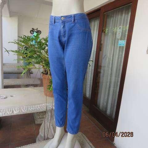 Blue denim skinny jeans with yoked back, size 36, comfortable stretch fabric
