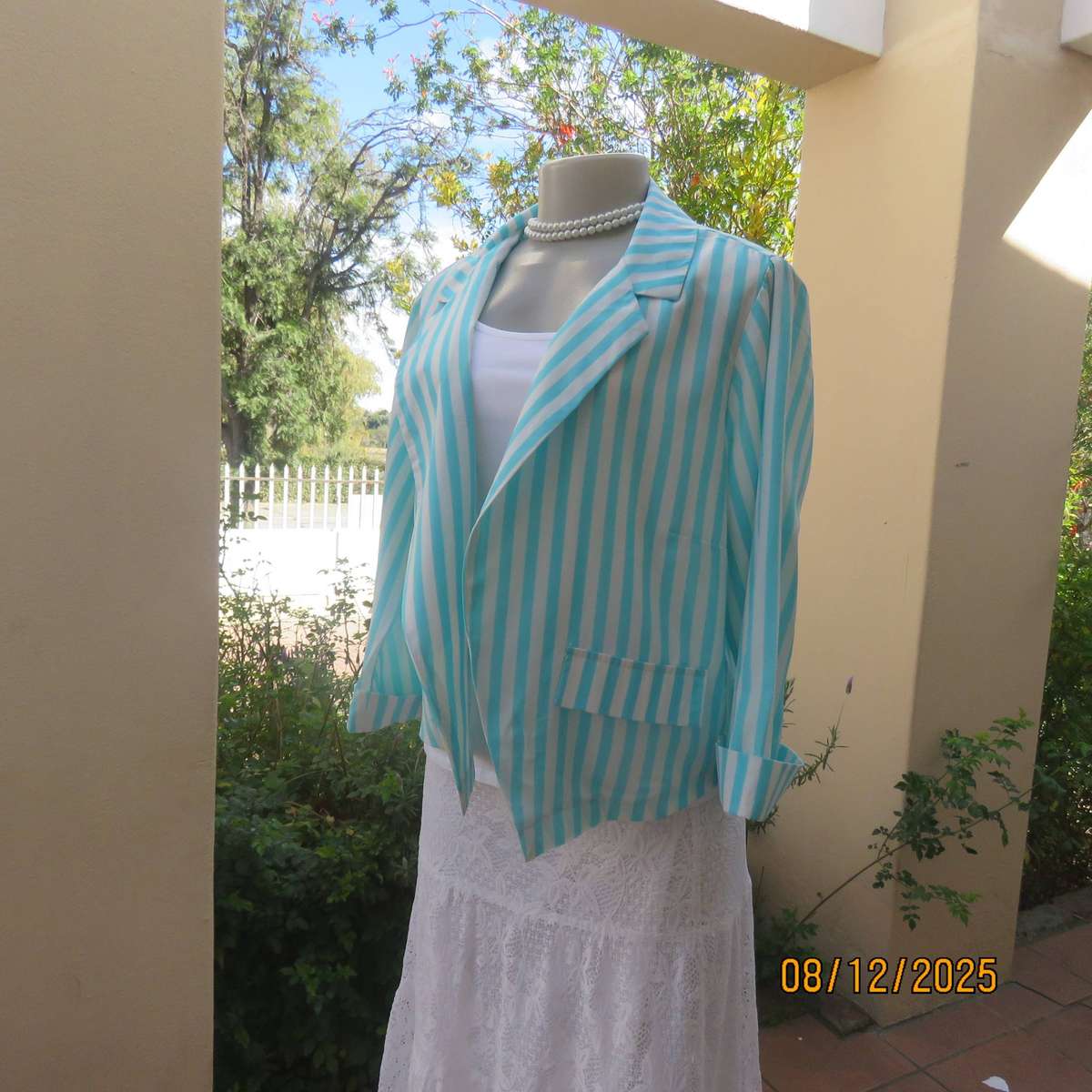 FASHION Express vertical striped white-turquoise open front top. Size 40
