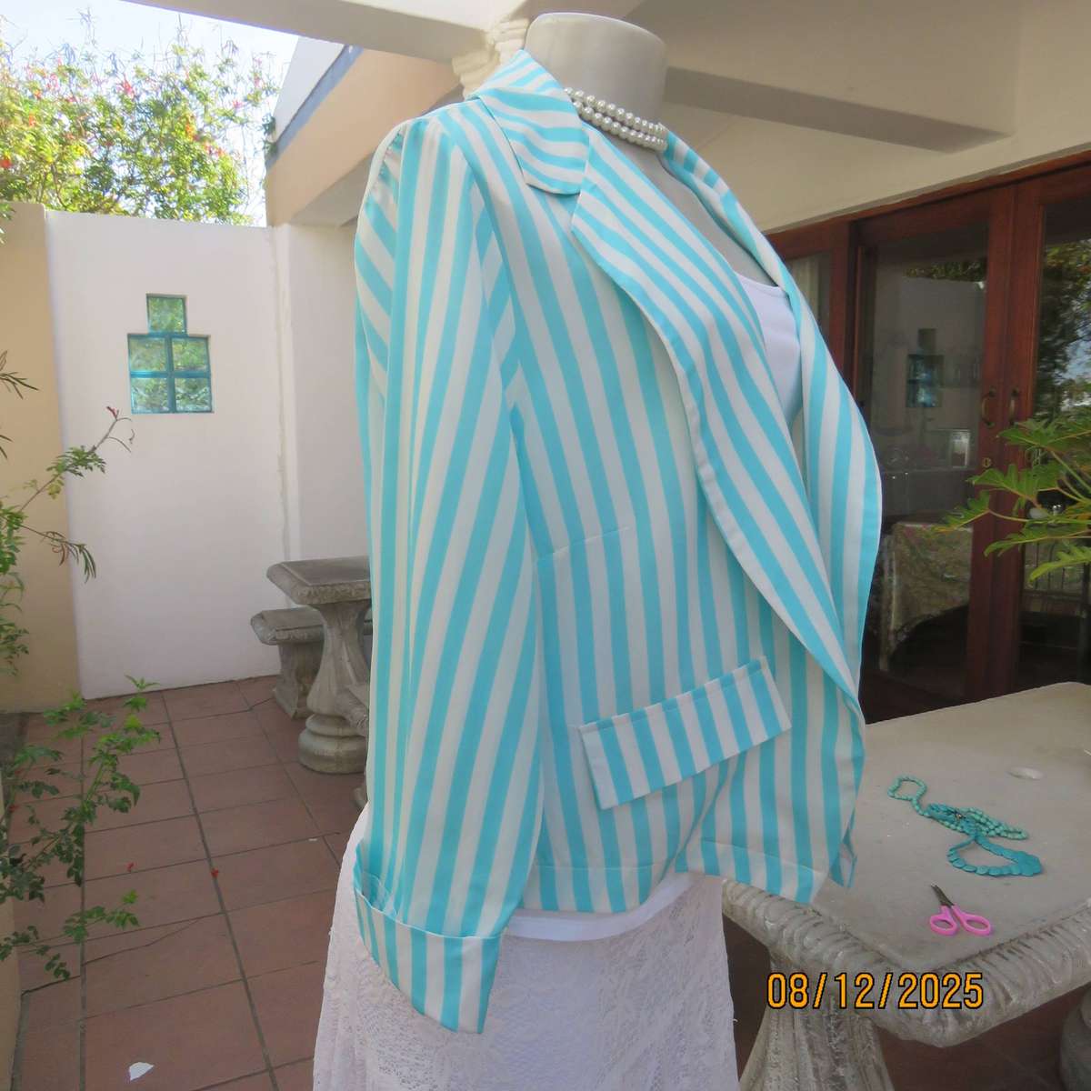 FASHION Express vertical striped white-turquoise open front top. Size 40
