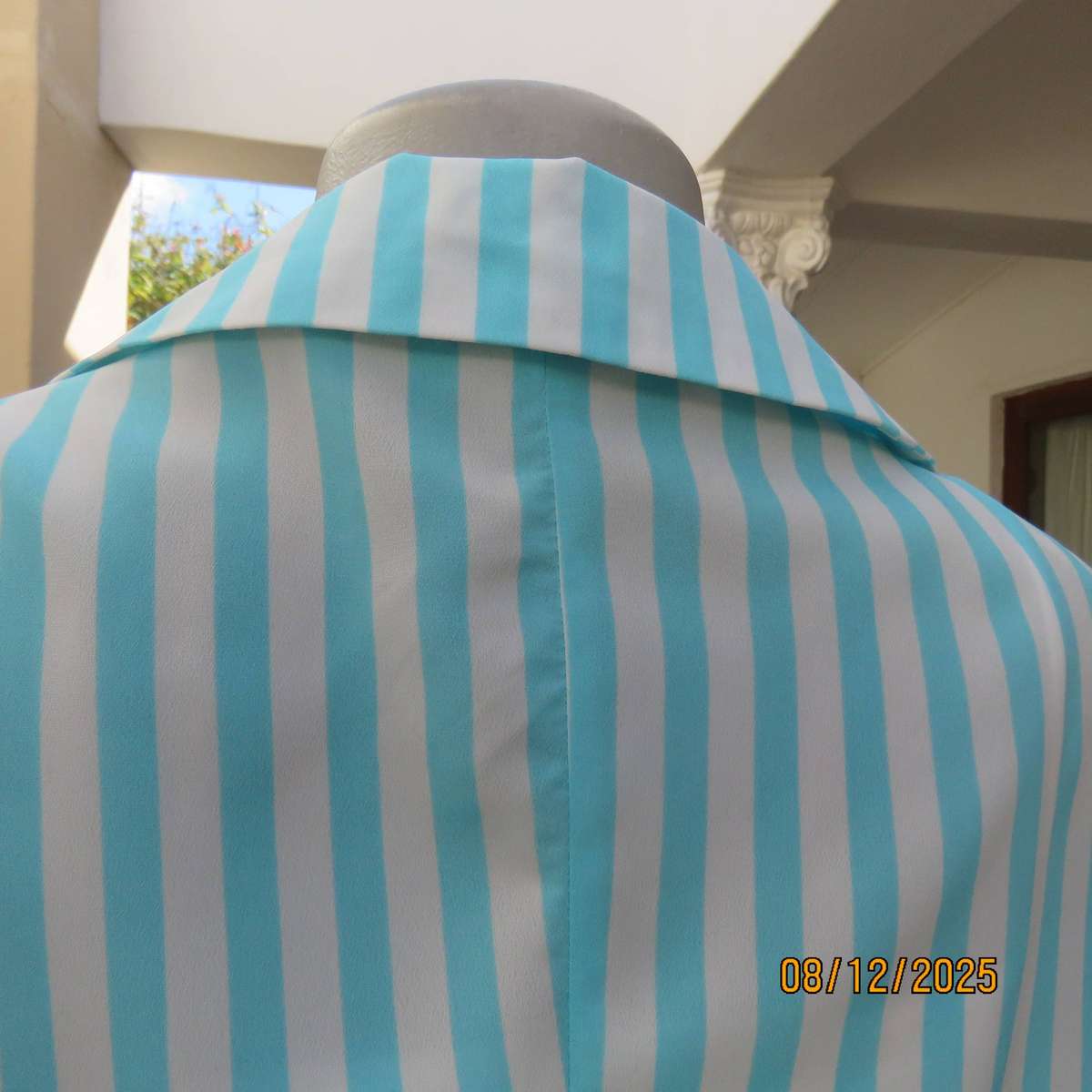 FASHION Express vertical striped white-turquoise open front top. Size 40