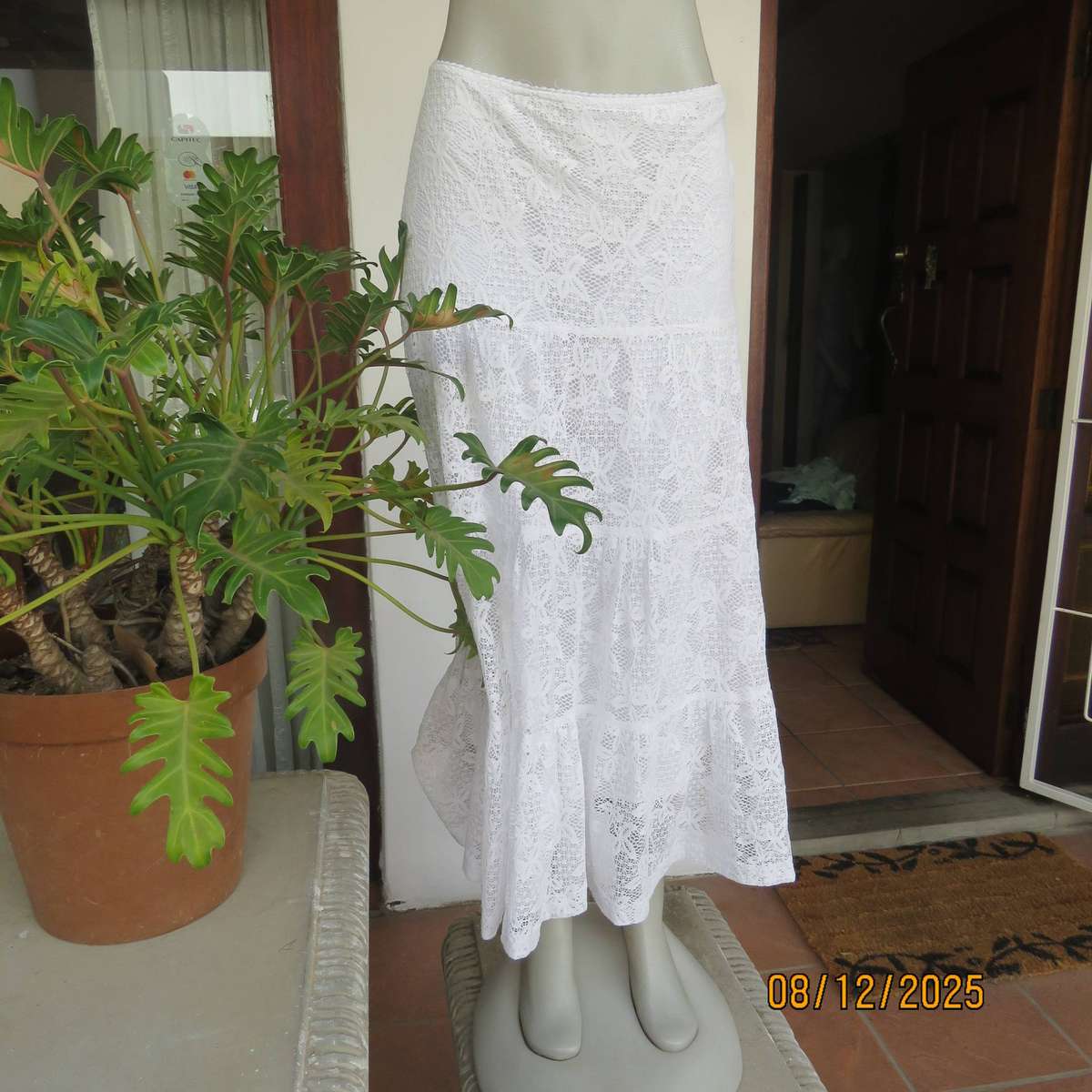 FASHION Express white tiered lace ankle length skirt. Lined. Size 40