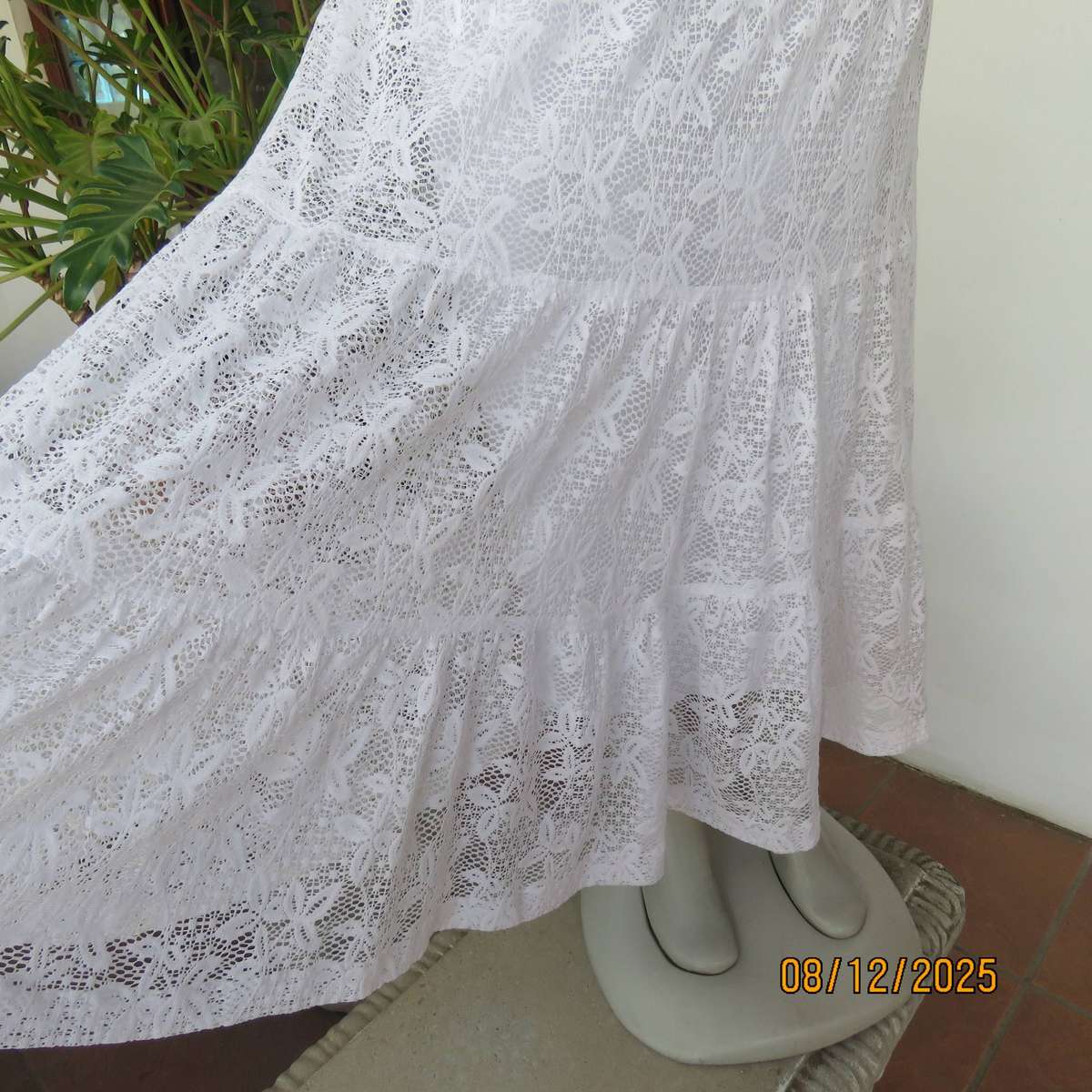 FASHION Express white tiered lace ankle length skirt. Lined. Size 40