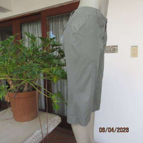 WOOLWORTHS moss green cropped cotton pants with pockets, size 38