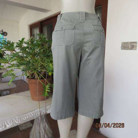 WOOLWORTHS moss green cropped cotton pants with pockets, size 38