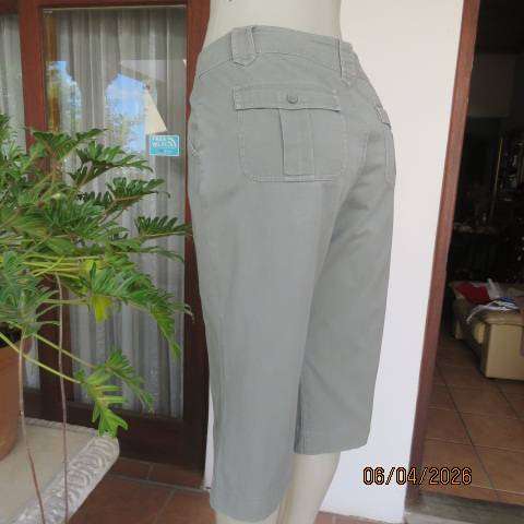 WOOLWORTHS moss green cropped cotton pants with pockets, size 38