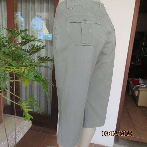 WOOLWORTHS moss green cropped cotton pants with pockets, size 38