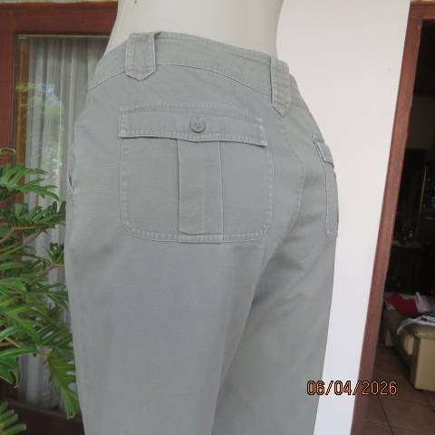 WOOLWORTHS moss green cropped cotton pants with pockets, size 38