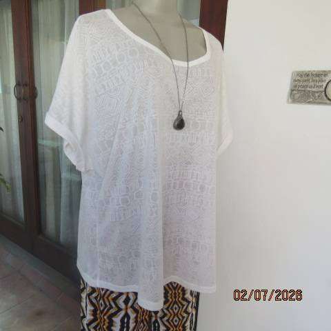 White poly-viscose slip-over top with graphic pattern and cut-on sleeves, size 46