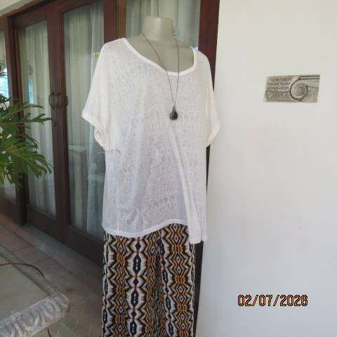 White poly-viscose slip-over top with graphic pattern and cut-on sleeves, size 46