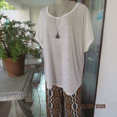 White poly-viscose slip-over top with graphic pattern and cut-on sleeves, size 46