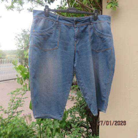 Blue denim just under knee length jeans in polycotton stretch. Size 42 to 44