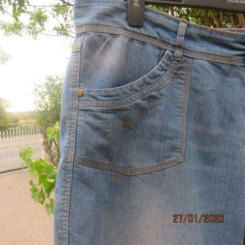 Blue denim just under knee length jeans in polycotton stretch. Size 42 to 44