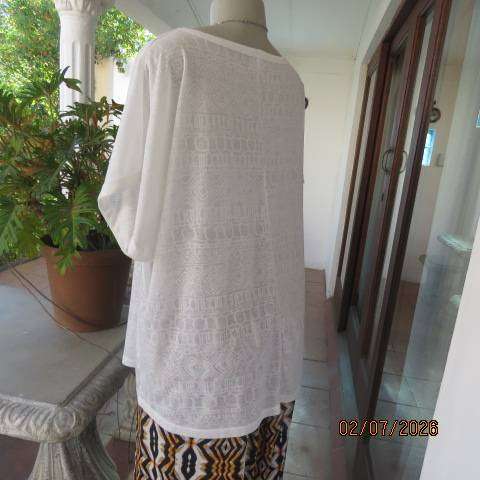 White poly-viscose slip-over top with graphic pattern and cut-on sleeves, size 46