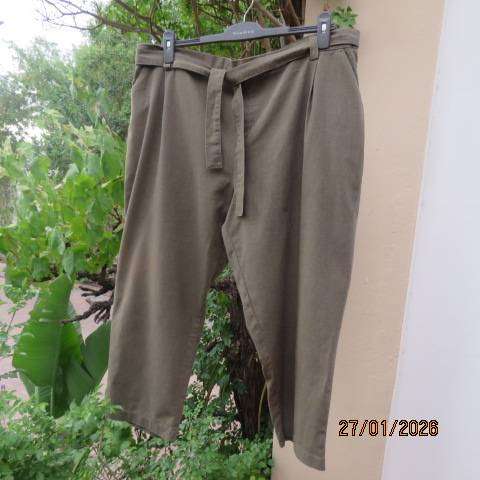 Crocodile green cropped pant in linen-polyester blend. Side pockets. Size 46
