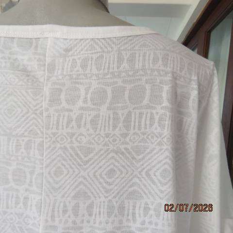 White poly-viscose slip-over top with graphic pattern and cut-on sleeves, size 46