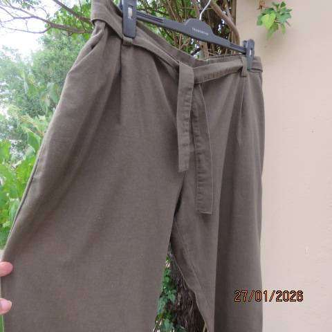 Crocodile green cropped pant in linen-polyester blend. Side pockets. Size 46