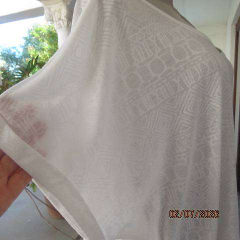 White poly-viscose slip-over top with graphic pattern and cut-on sleeves, size 46