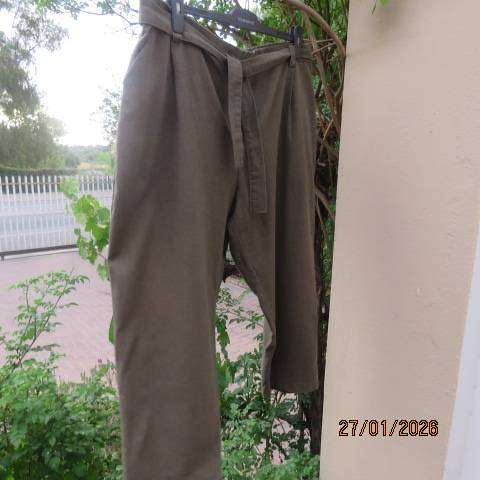 Crocodile green cropped pant in linen-polyester blend. Side pockets. Size 46