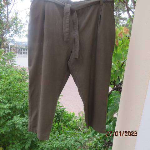 Crocodile green cropped pant in linen-polyester blend. Side pockets. Size 46