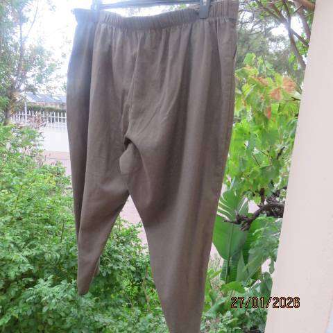 Crocodile green cropped pant in linen-polyester blend. Side pockets. Size 46