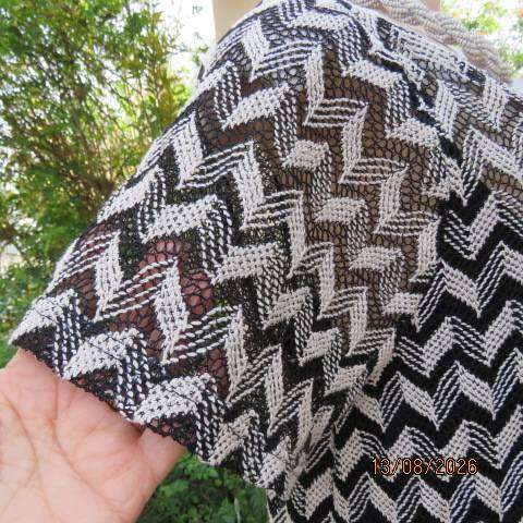 Black and white zig-zag pattern see-through polycotton short sleeve shift dress size 40
