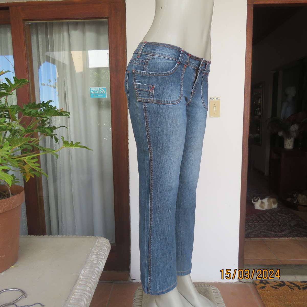 LEGIT light fit size 34 blue denim stretch cotton jeans. Bootlegged.