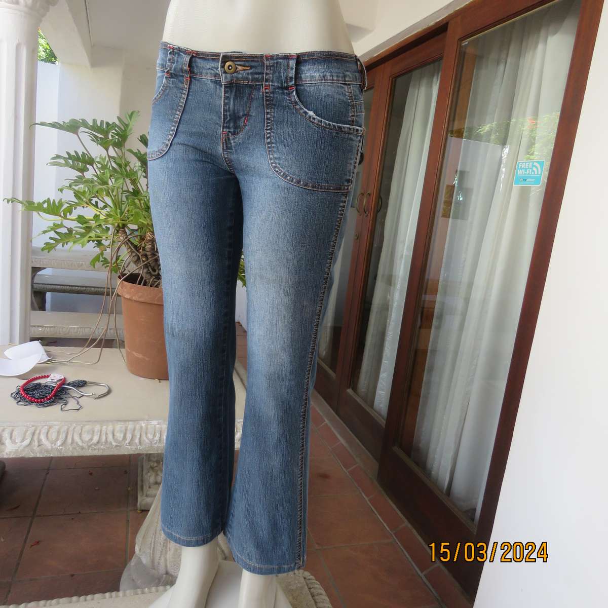 LEGIT light fit size 34 blue denim stretch cotton jeans. Bootlegged.