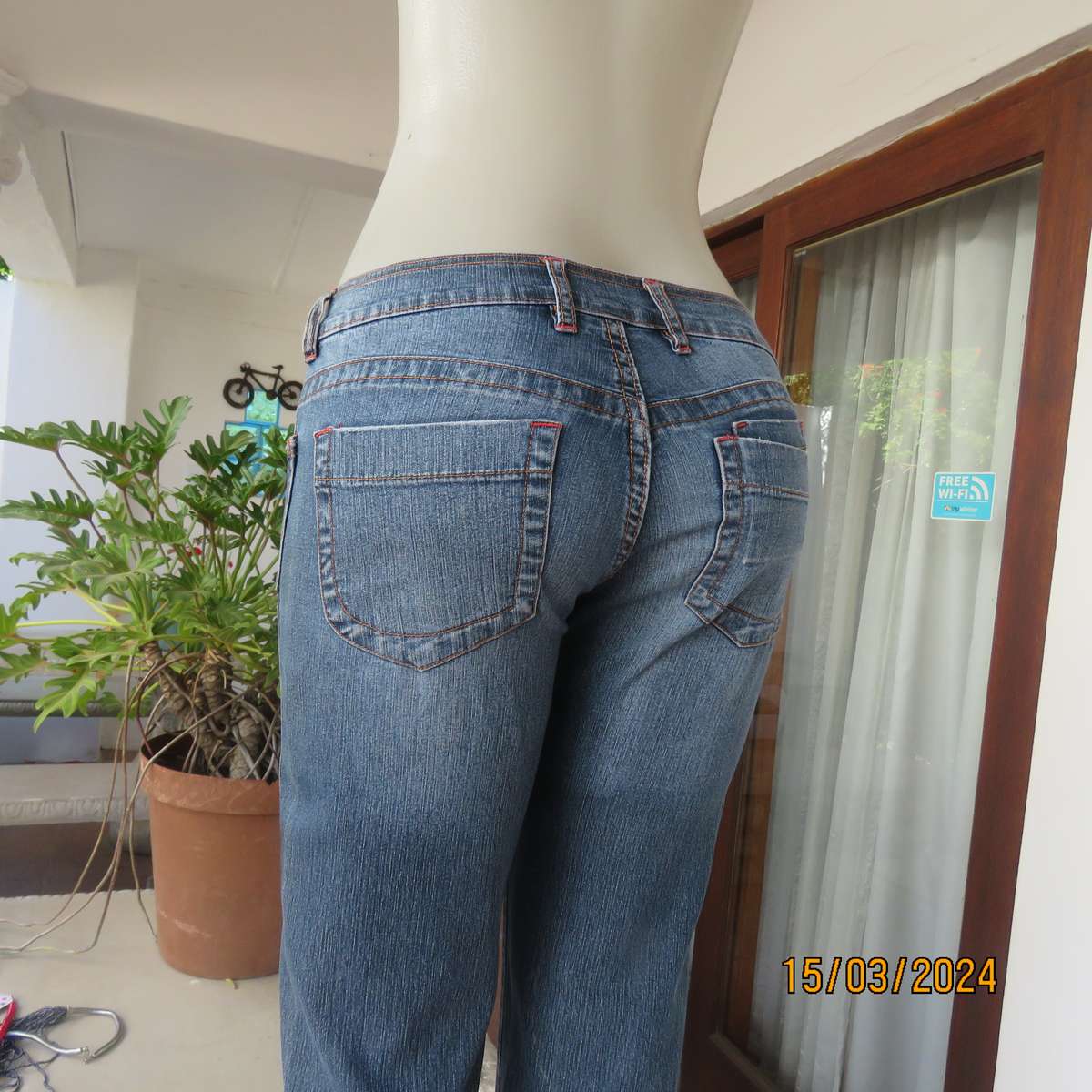 LEGIT light fit size 34 blue denim stretch cotton jeans. Bootlegged.