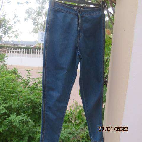 FIX high rise skinny denim jeans in polycotton stretch. Only back pockets. Size 32