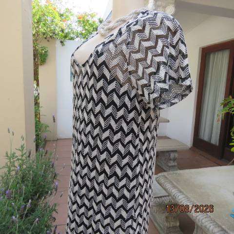 Black and white zig-zag pattern see-through polycotton short sleeve shift dress size 40