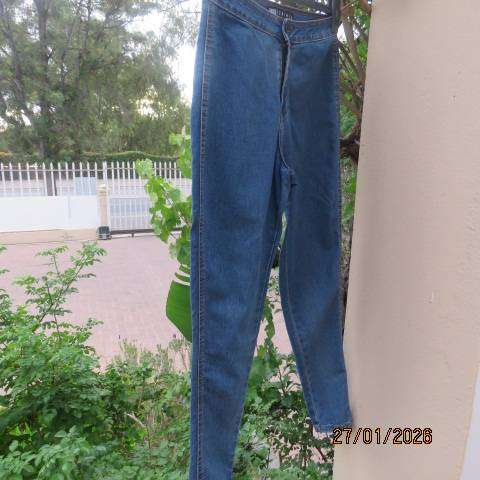 FIX high rise skinny denim jeans in polycotton stretch. Only back pockets. Size 32