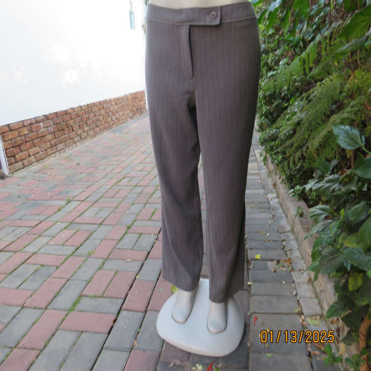 DONNA-CLAIRE poly-rayon stretch mottled grey striped straight legged pants size 40. As new cond.