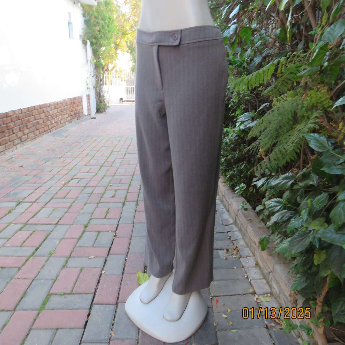 DONNA-CLAIRE poly-rayon stretch mottled grey striped straight legged pants size 40. As new cond.
