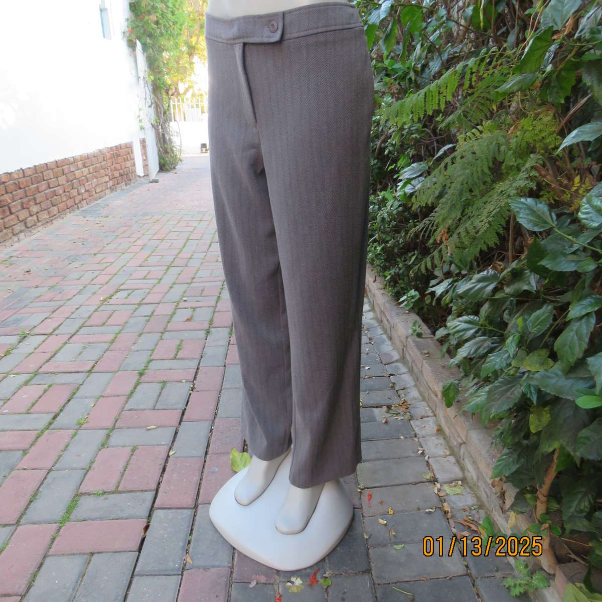 DONNA-CLAIRE poly-rayon stretch mottled grey striped straight legged pants size 40. As new cond.