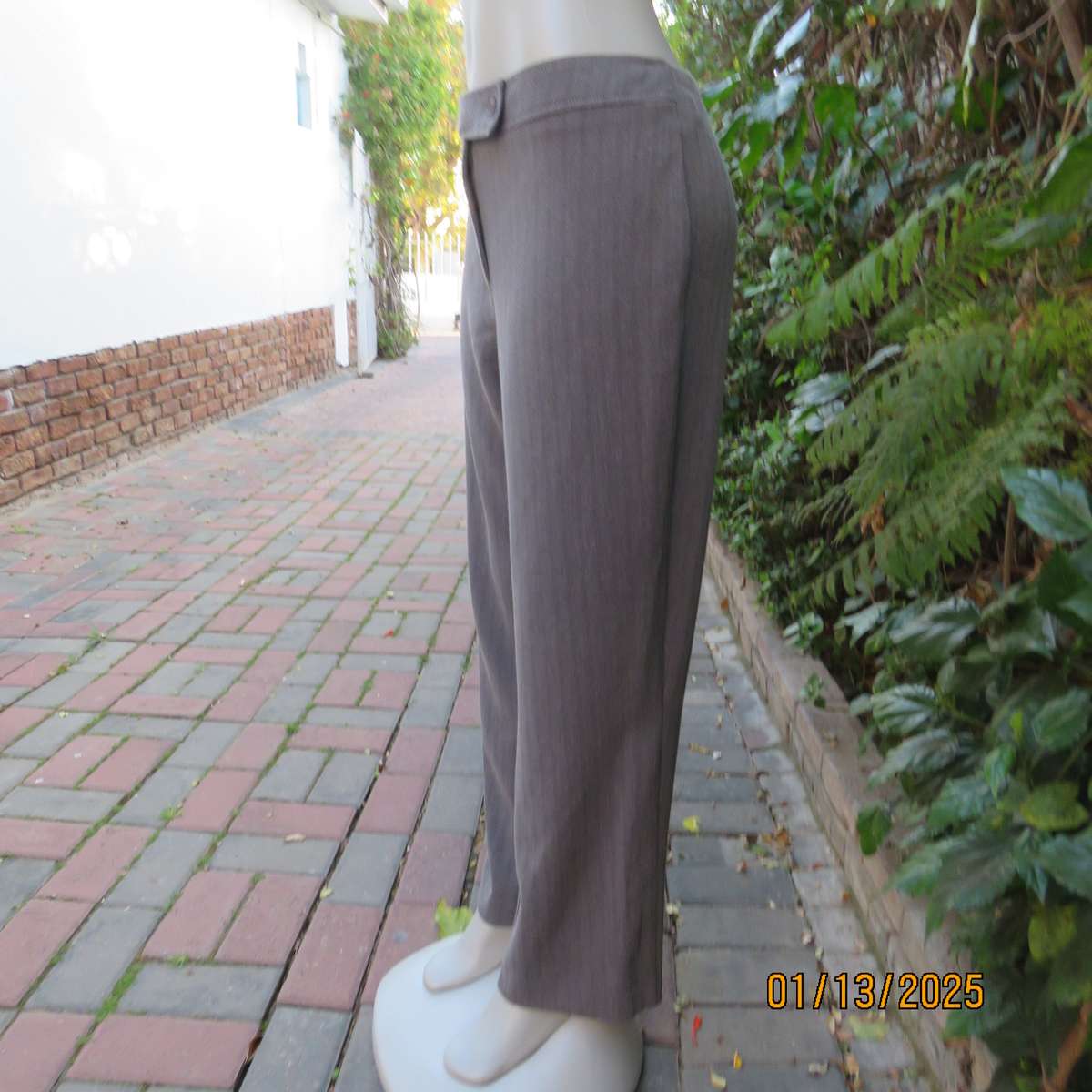 DONNA-CLAIRE poly-rayon stretch mottled grey striped straight legged pants size 40. As new cond.