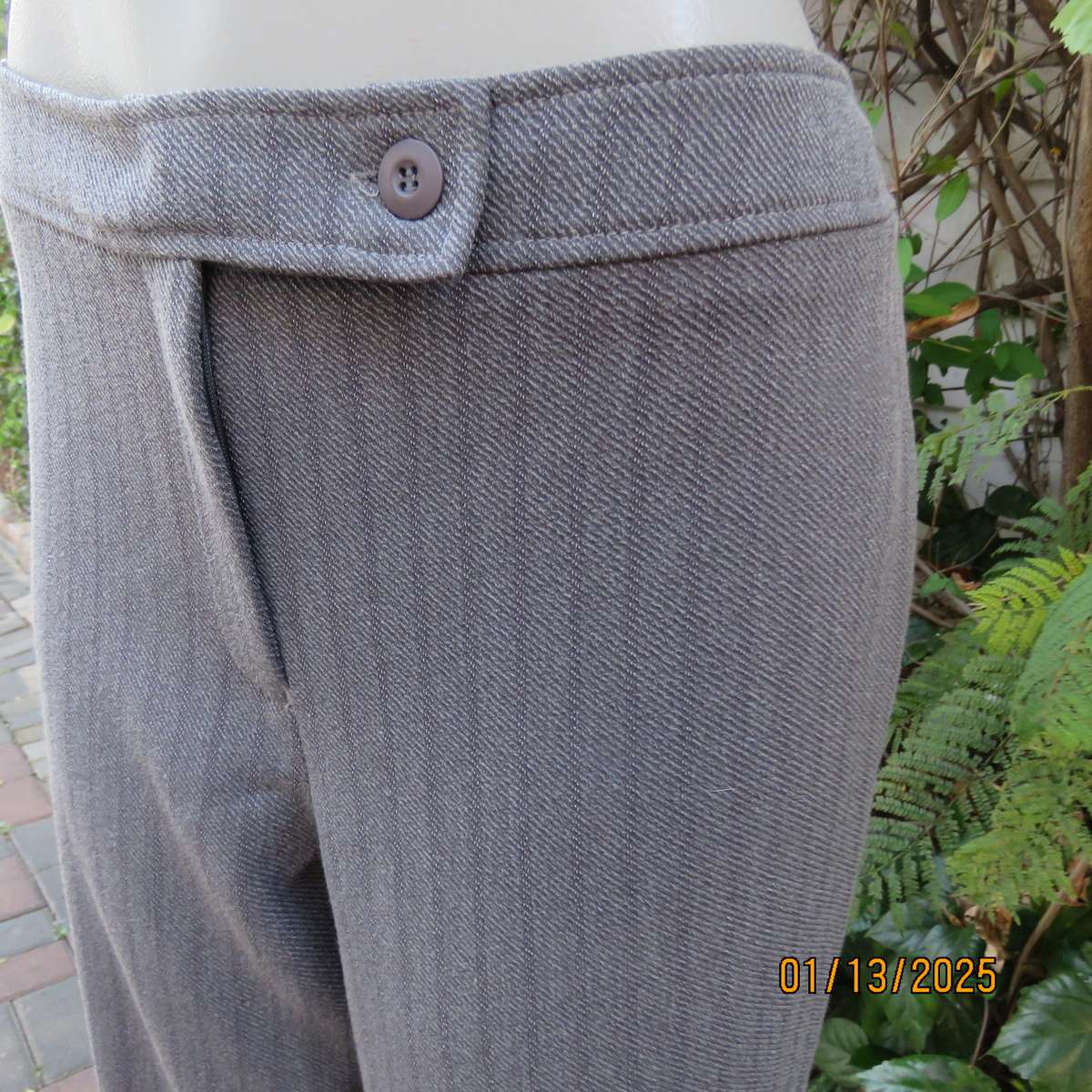 DONNA-CLAIRE poly-rayon stretch mottled grey striped straight legged pants size 40. As new cond.