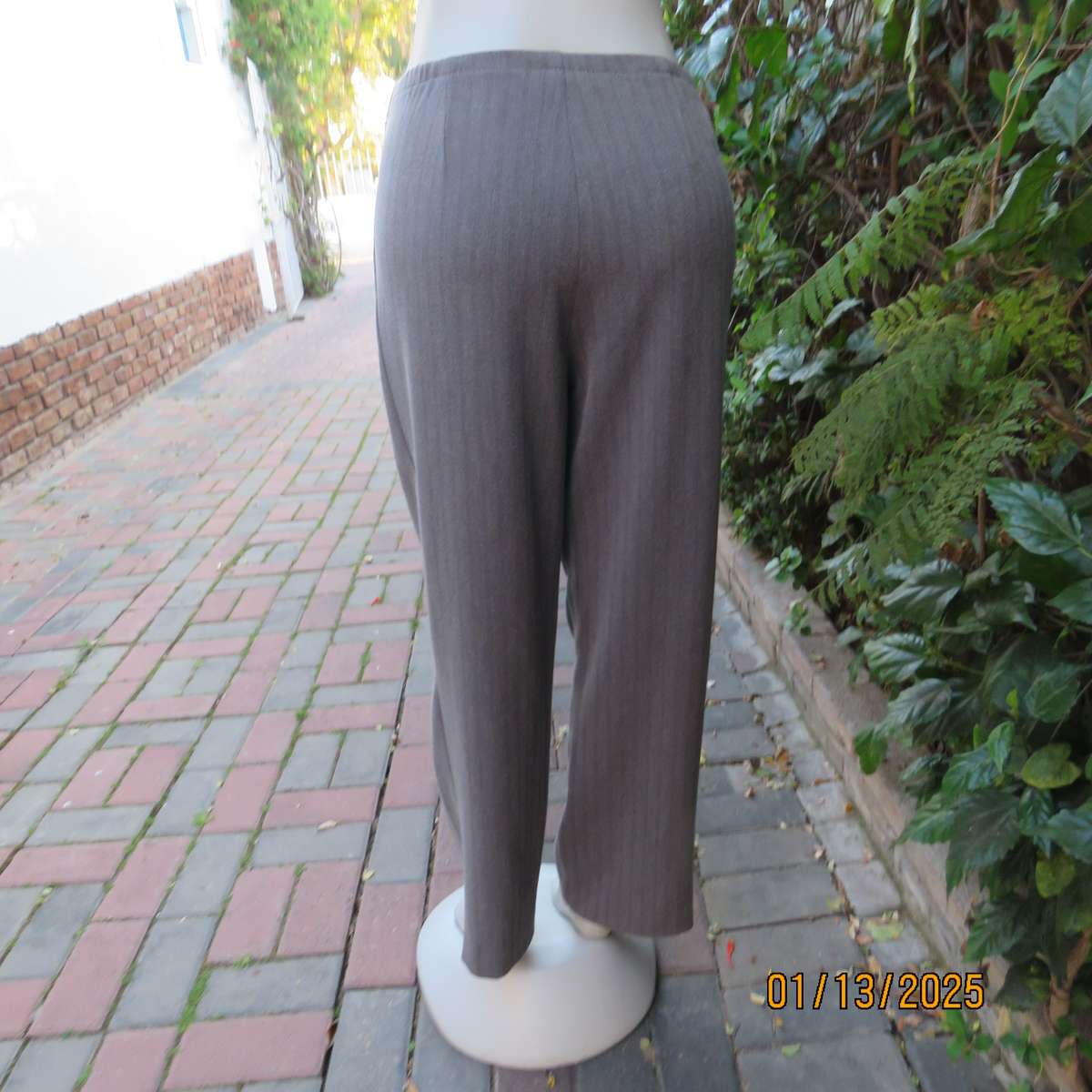 DONNA-CLAIRE poly-rayon stretch mottled grey striped straight legged pants size 40. As new cond.