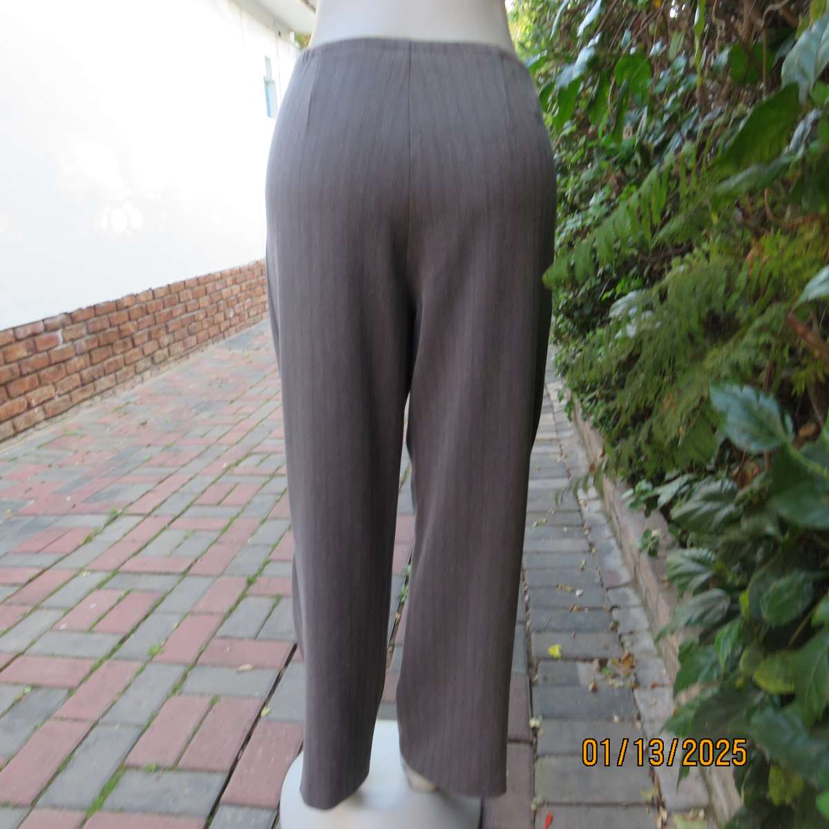 DONNA-CLAIRE poly-rayon stretch mottled grey striped straight legged pants size 40. As new cond.