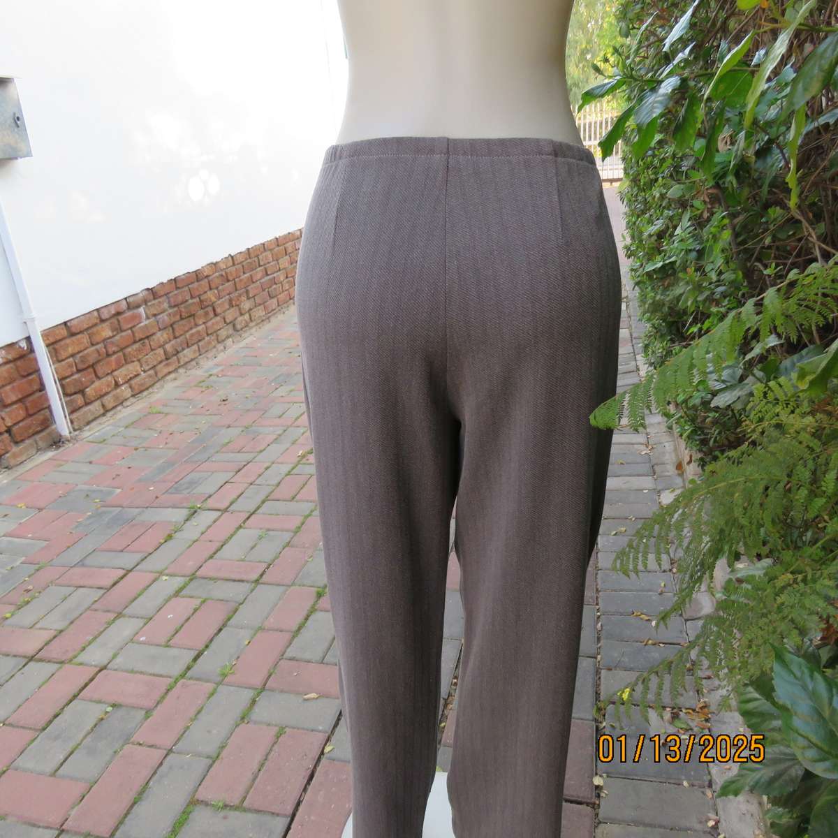 DONNA-CLAIRE poly-rayon stretch mottled grey striped straight legged pants size 40. As new cond.