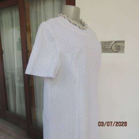 Vintage white and silver lurex crimplene shift dress size 40 with long zip at back