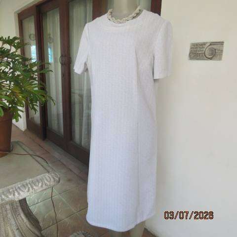 Vintage white and silver lurex crimplene shift dress size 40 with long zip at back