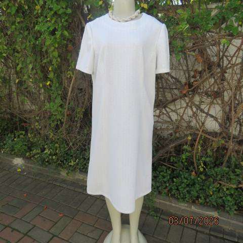 Vintage white and silver lurex crimplene shift dress size 40 with long zip at back