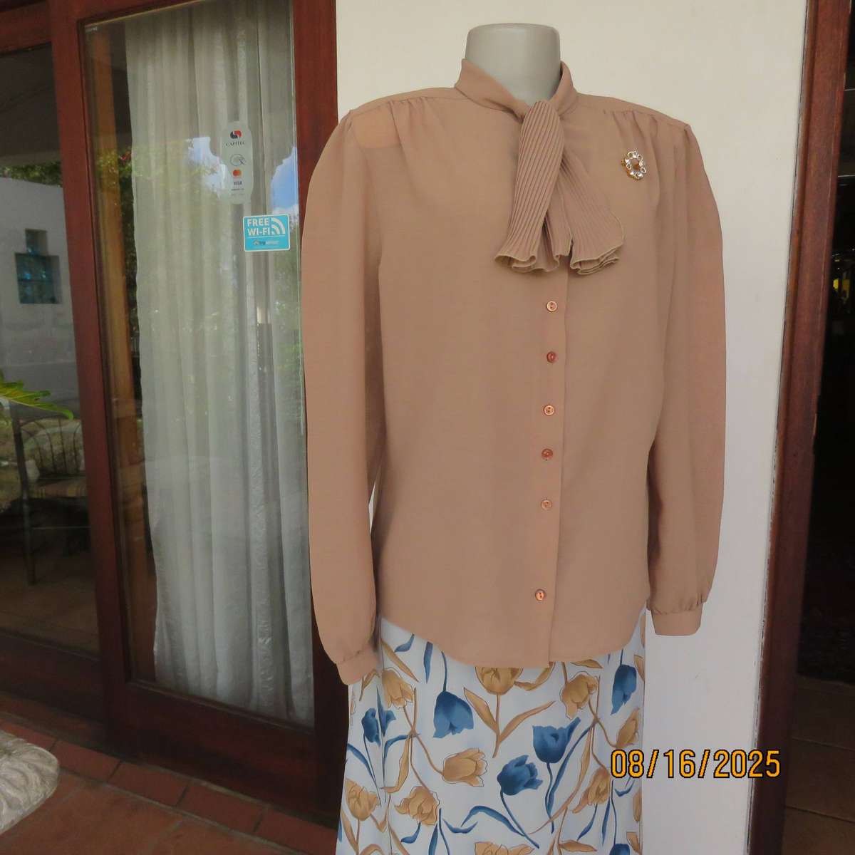 Camel brown vintage button down long sleeve top. Tie collar. Size 42-44