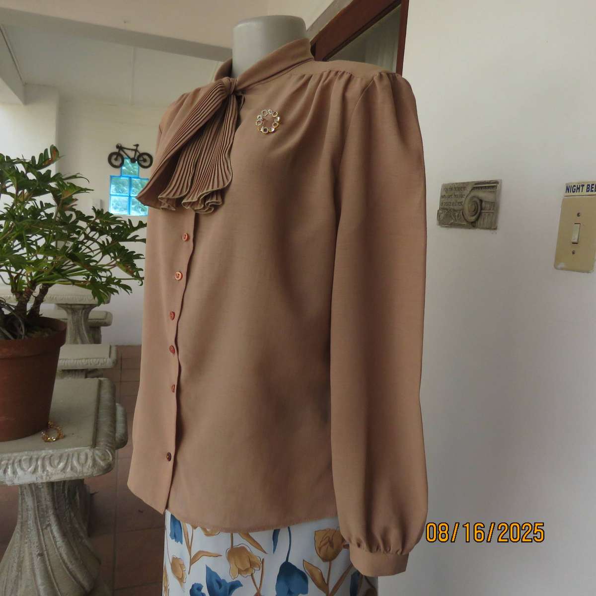 Camel brown vintage button down long sleeve top. Tie collar. Size 42-44