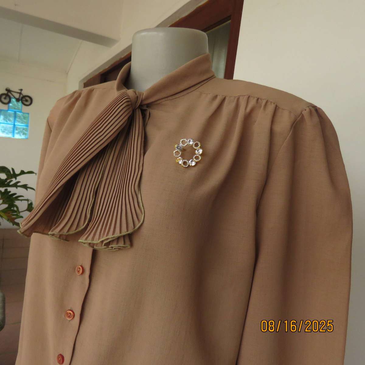 Camel brown vintage button down long sleeve top. Tie collar. Size 42-44