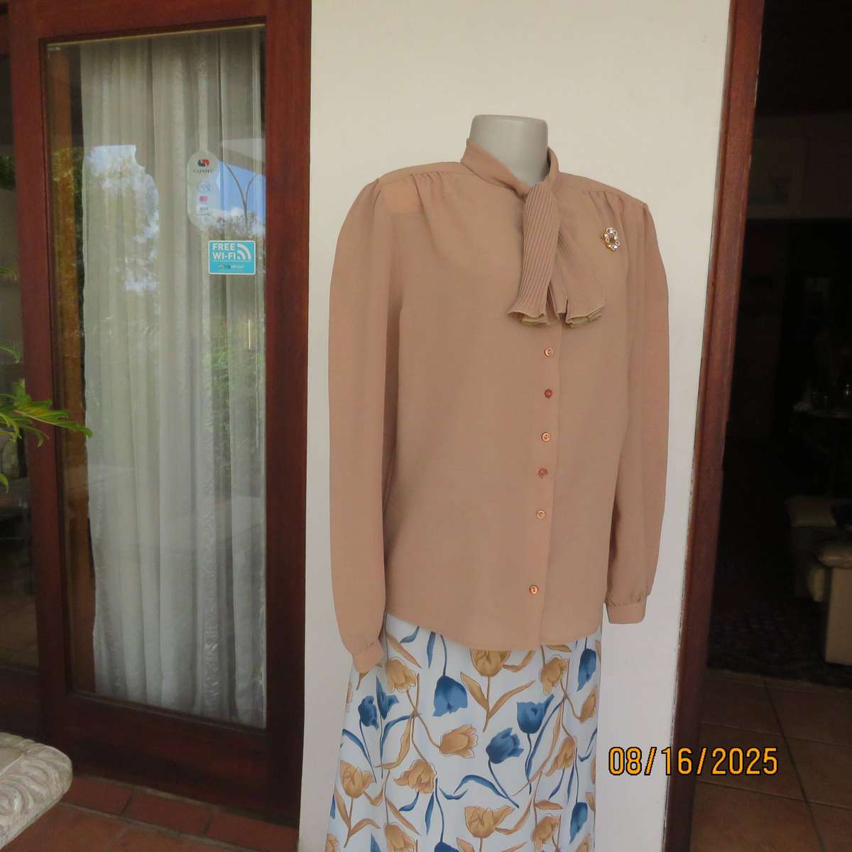 Camel brown vintage button down long sleeve top. Tie collar. Size 42-44