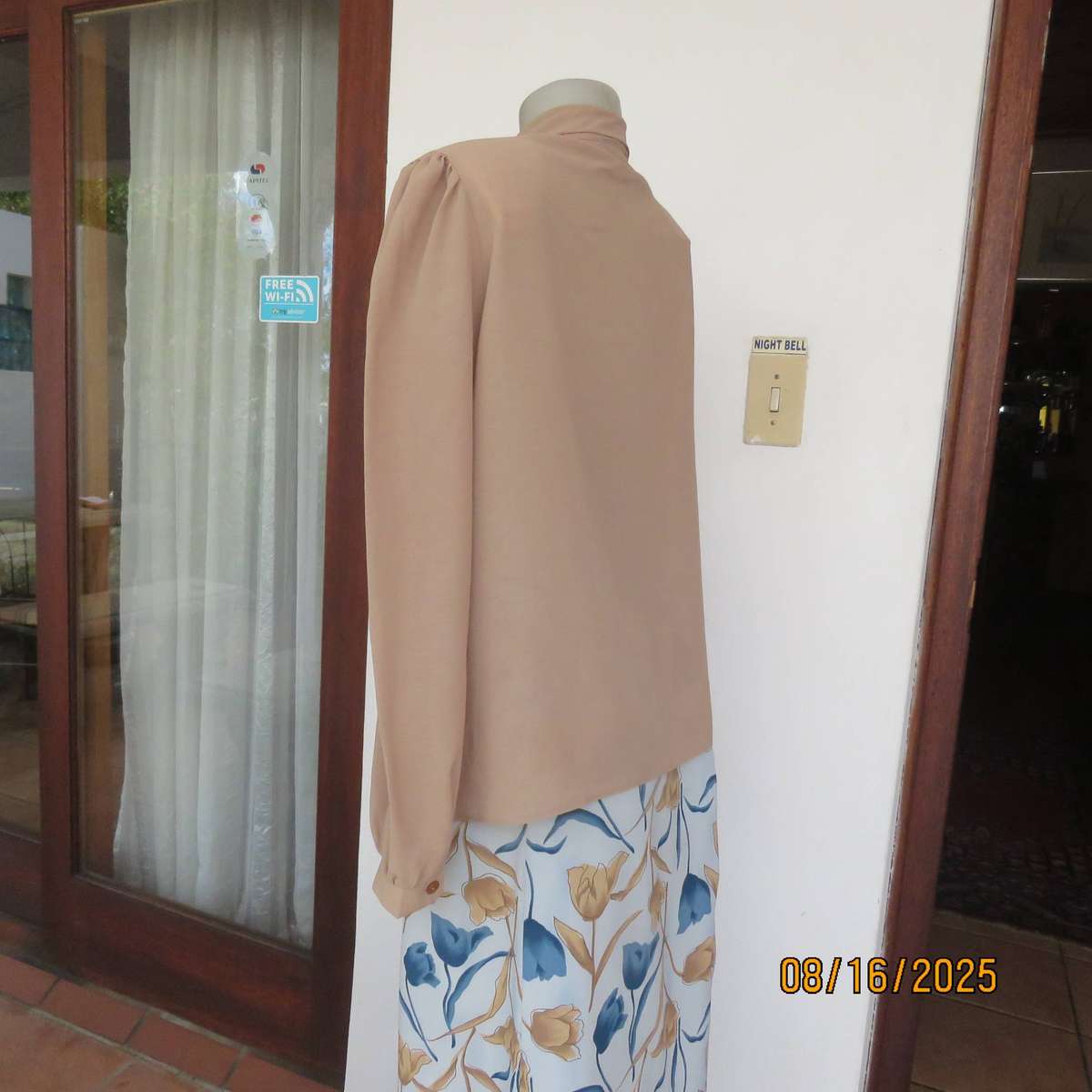 Camel brown vintage button down long sleeve top. Tie collar. Size 42-44